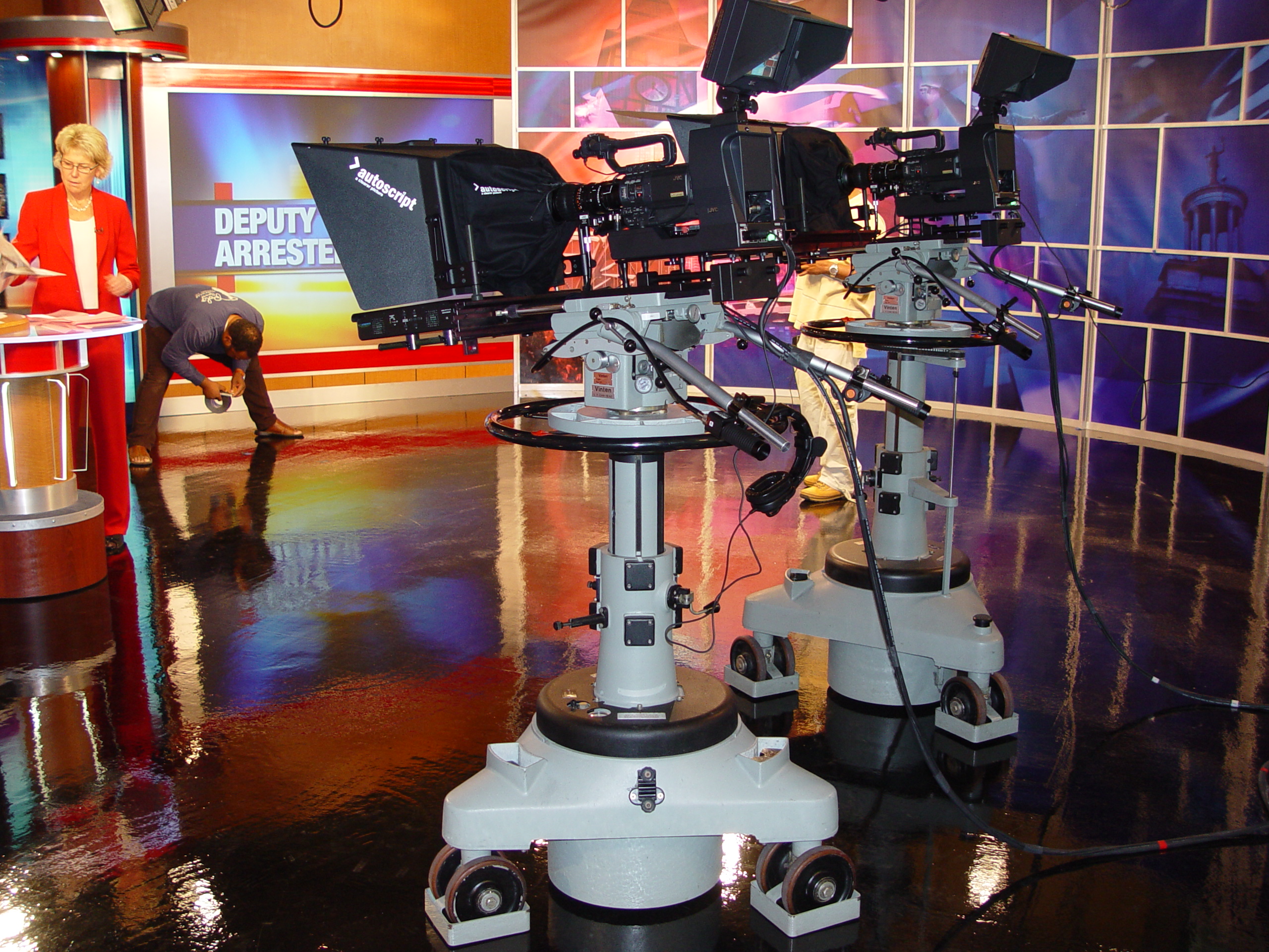 Тв продакшн. Телевизионная съемка. Телевизионная камера студийная. Телестудия камеры. Роботизированные камеры для телестудии.
